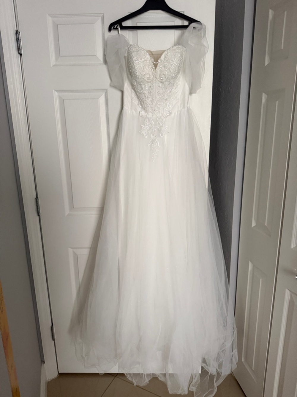 Elegant White Maxi Bridal Dress with Lace Bodice